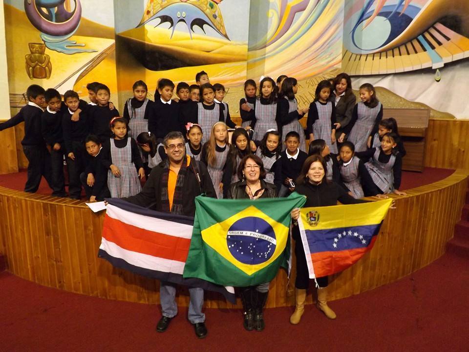 Omira Bellizio con los niños de Ecuador foto 3